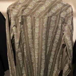 Vintage Western Shirt: long sleeves and pearls buttons